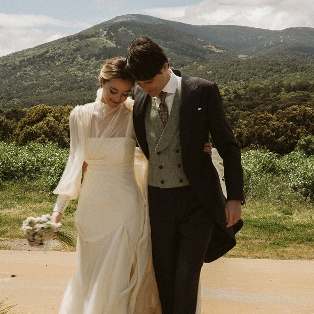 La boda de María en Madrid: un vestido de novia con blusa de gasa y una pulsera vintage de su abuela