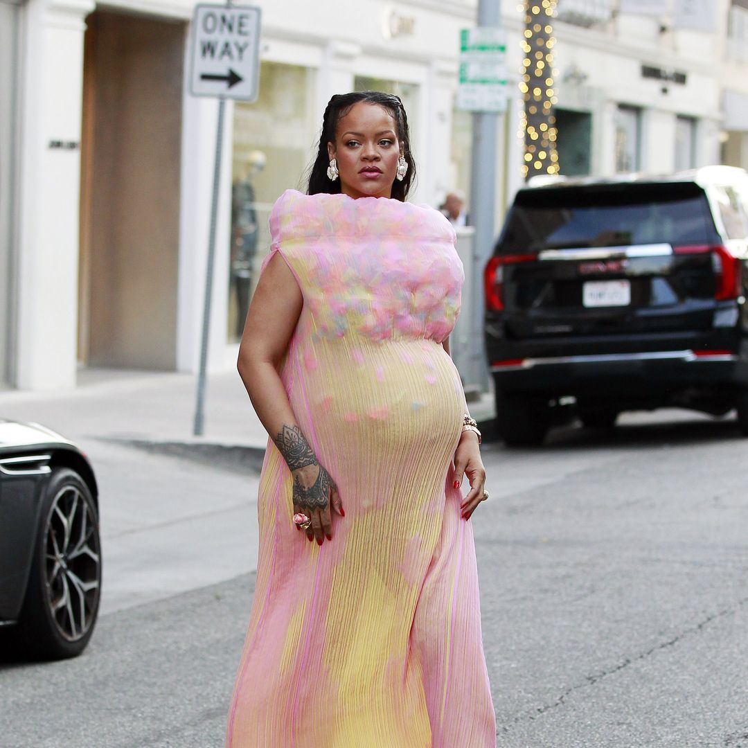 Rihanna presume su 'baby bump' en un llamativo vestido de archivo