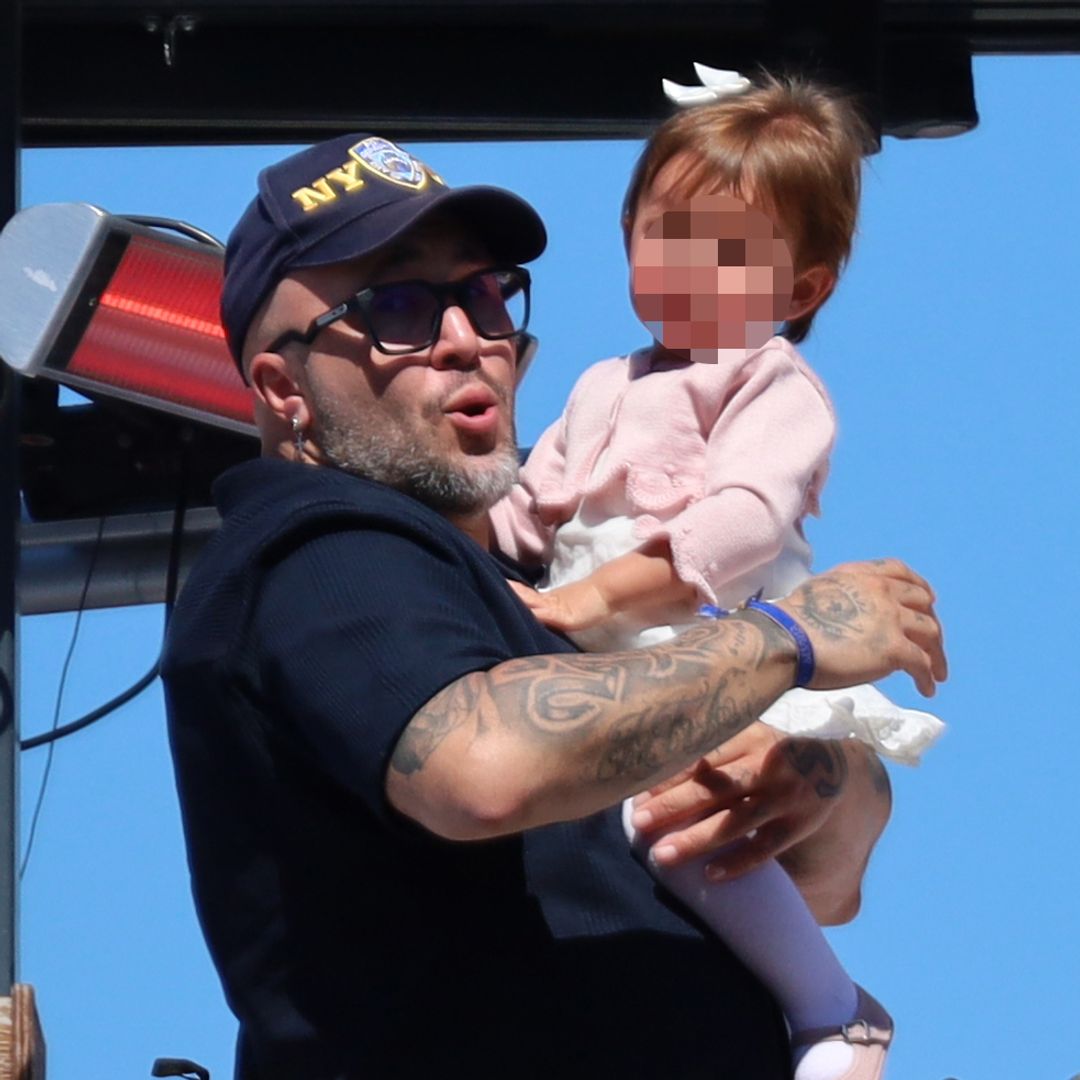 Kiko Rivera, pura ternura con Alma, la hija de Anabel Pantoja, en la Semana Santa de Sevilla