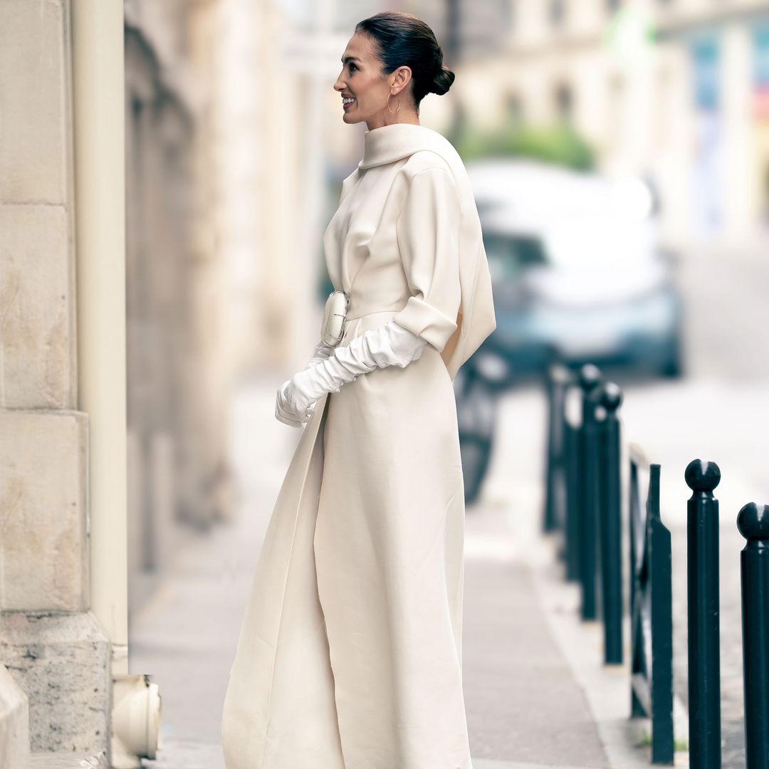 PRIMICIA. Nieves Álvarez sorprende con el vestido más 'cool' y rompedor para su 'sí, quiero': de la capucha a los guantes al codo