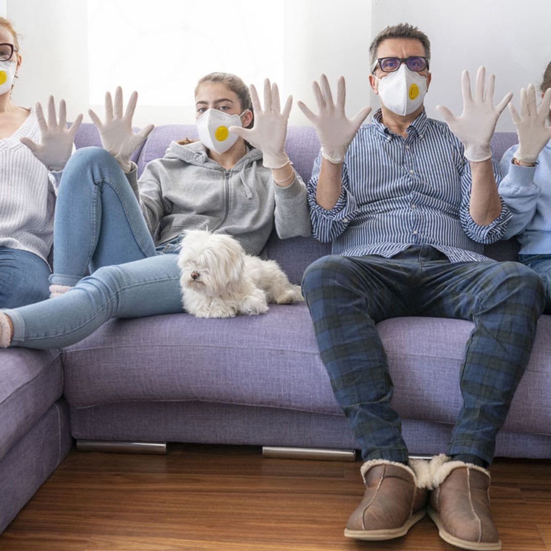 Esta es la razón por la que no se recomienda usar guantes y mascarillas