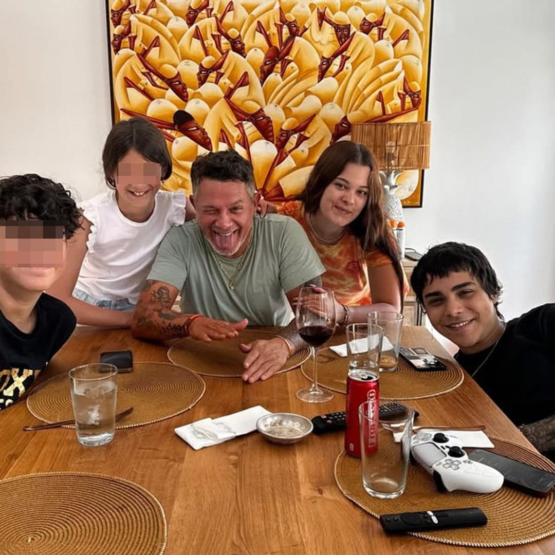 Alejandro Sanz, vacaciones en Portugal con sus 4 hijos tras la polémica: “¿Y ahora qué?”
