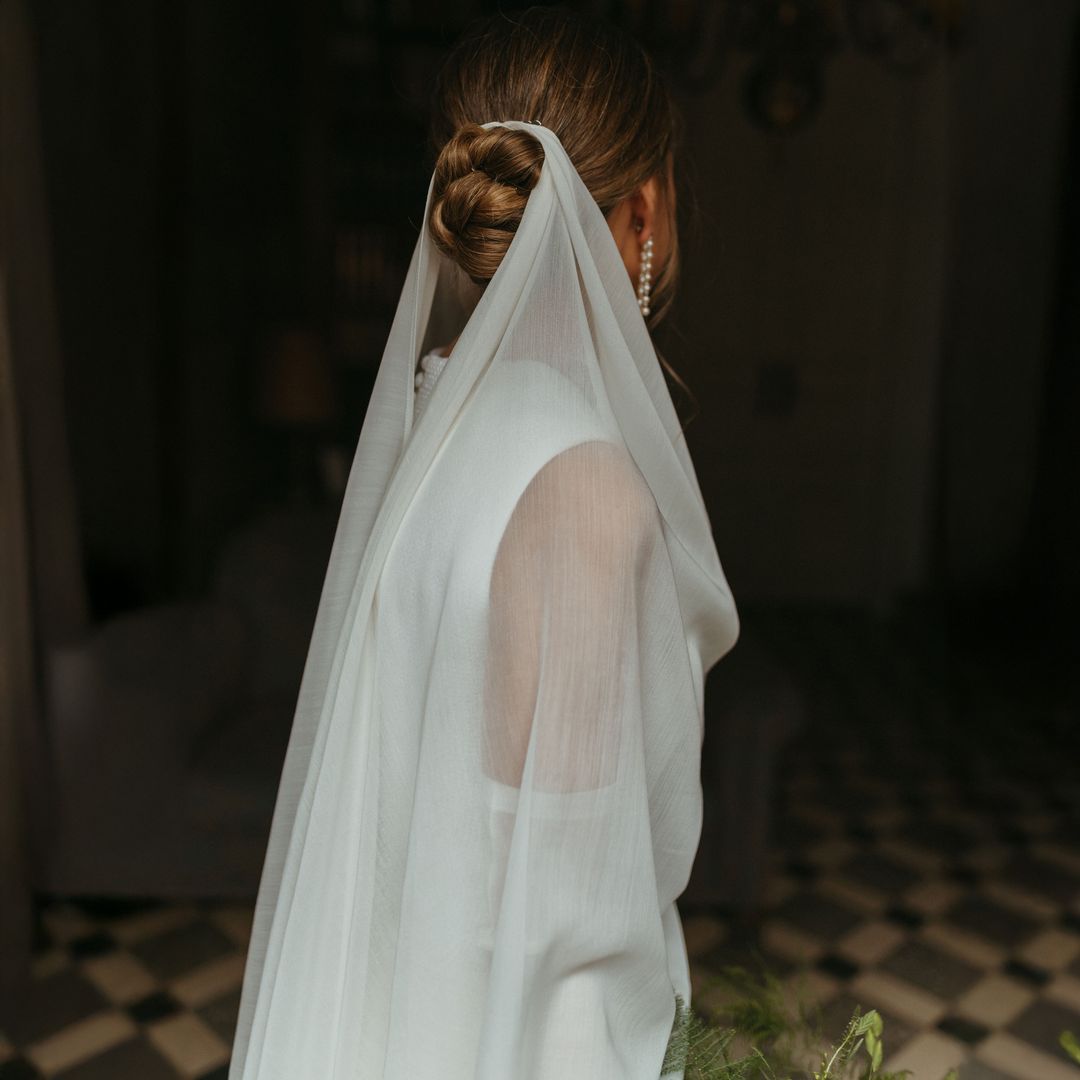 8 moños elegantes para novias con velo que, según los peluqueros, serán los más pedidos en esta temporada