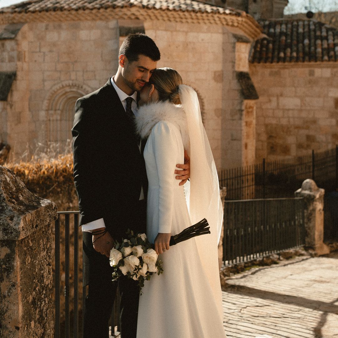 Elima, una novia de invierno con bolso y ramo de rosas inglesas que celebró su boda en Brihuega