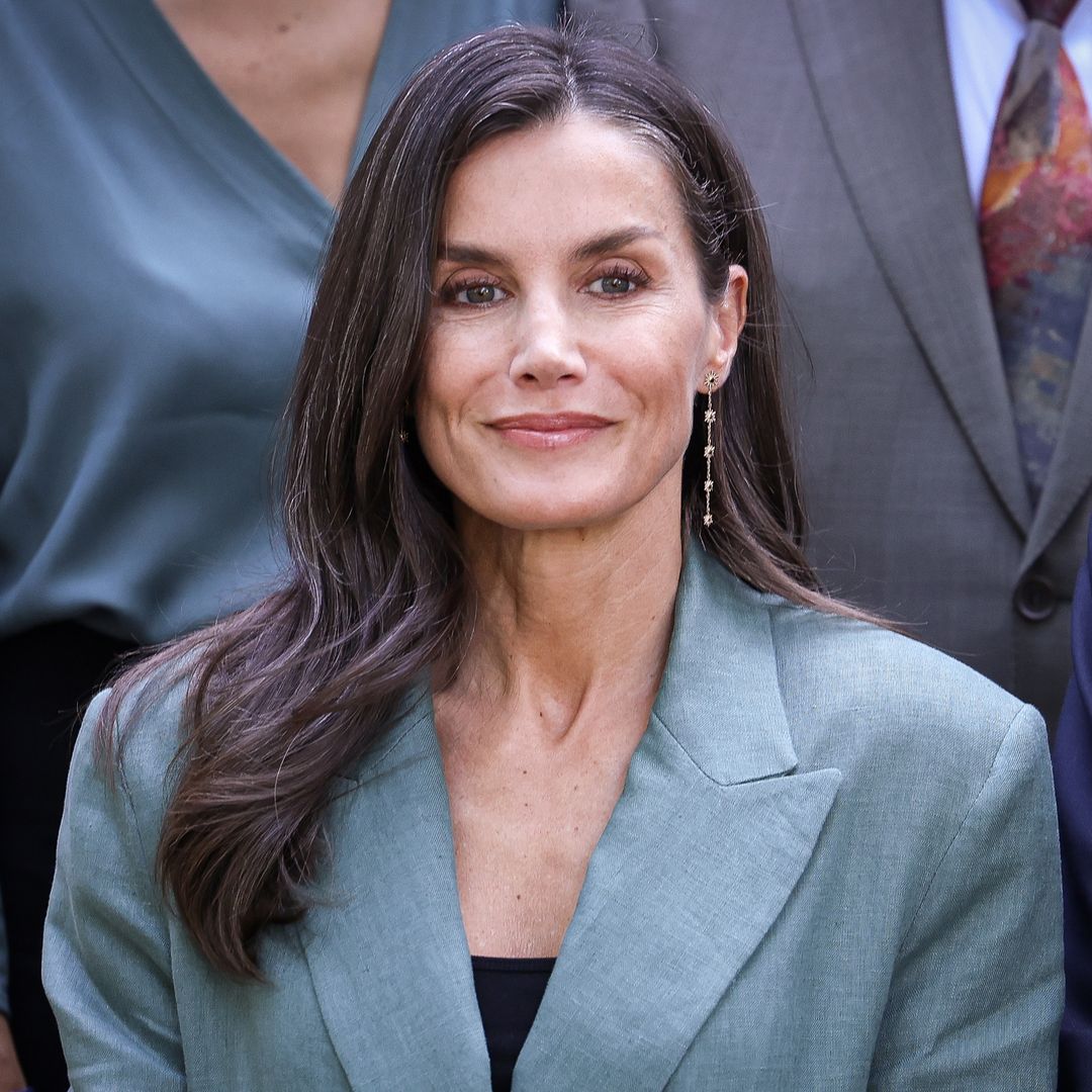 Localizado el traje de Mango de la reina Letizia y otras opciones ideales para copiar su estilo