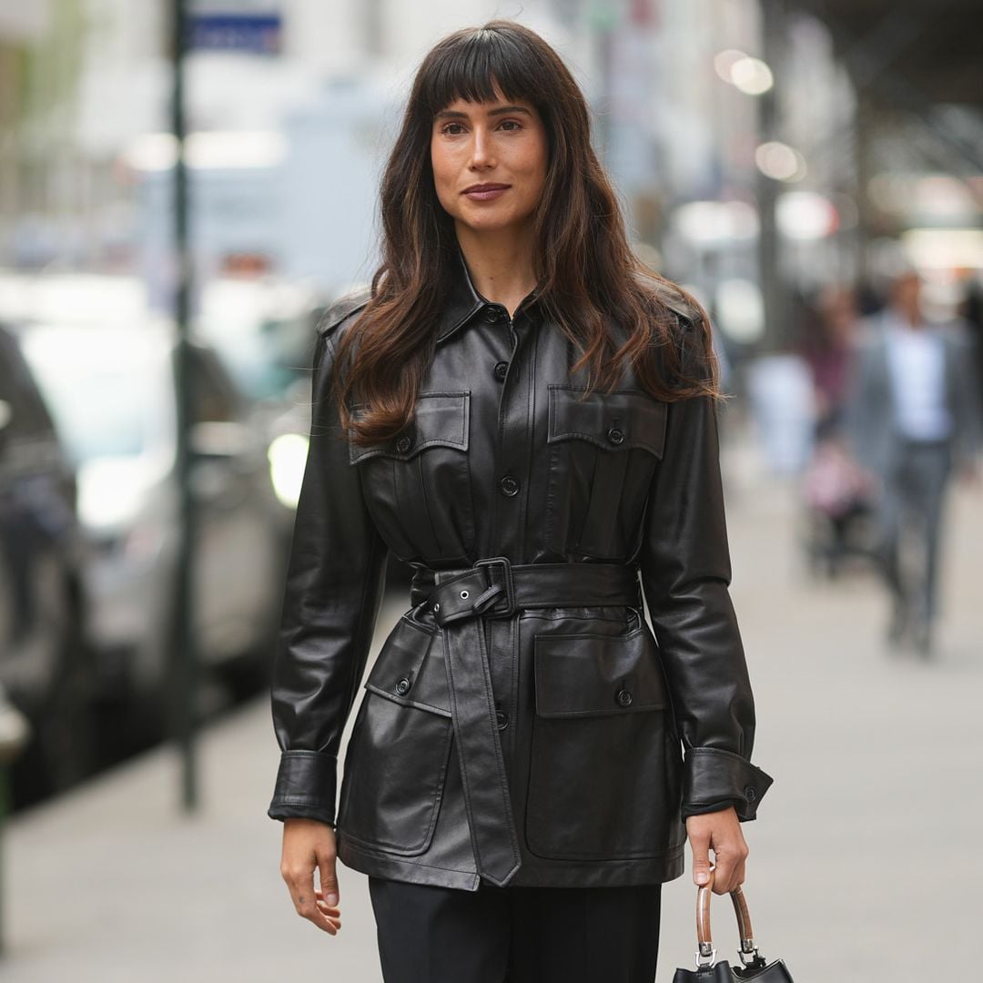 Belén Hostalet, la española que ha triunfado en Nueva York con la versión elegante de la gabardina 'Matrix' y el flequillo más atrevido