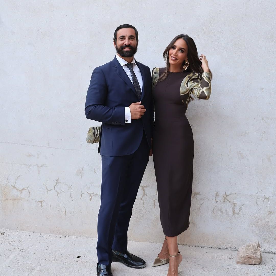 Rocío Osorno con vestido marrón café de su firma en una boda, junto a su expareja, Coco Robatto