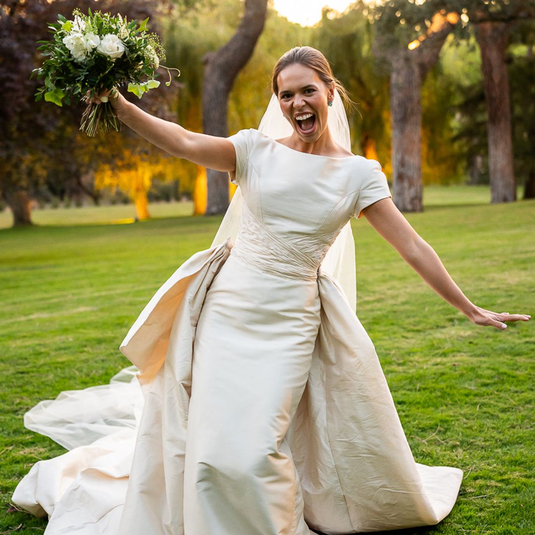 Novia con vestido nupcial de su madre