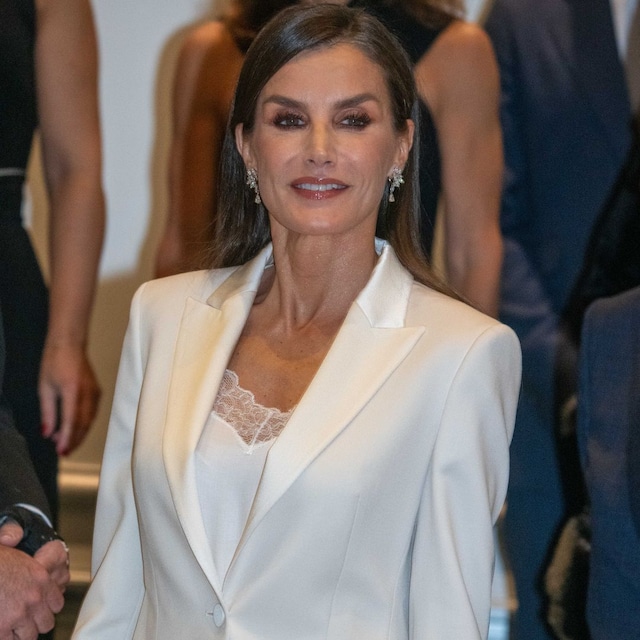 Plano medio de la Reina Letizia con traje blanco