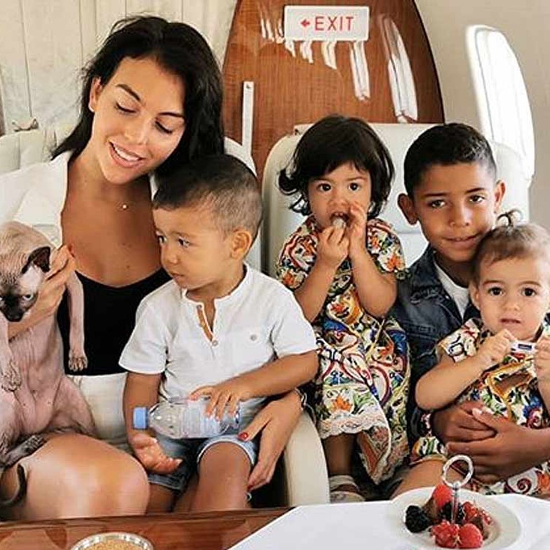 ¿Tras los pasos de Georgina? Así amenizan las pequeñas de la casa una sesión de peluquería