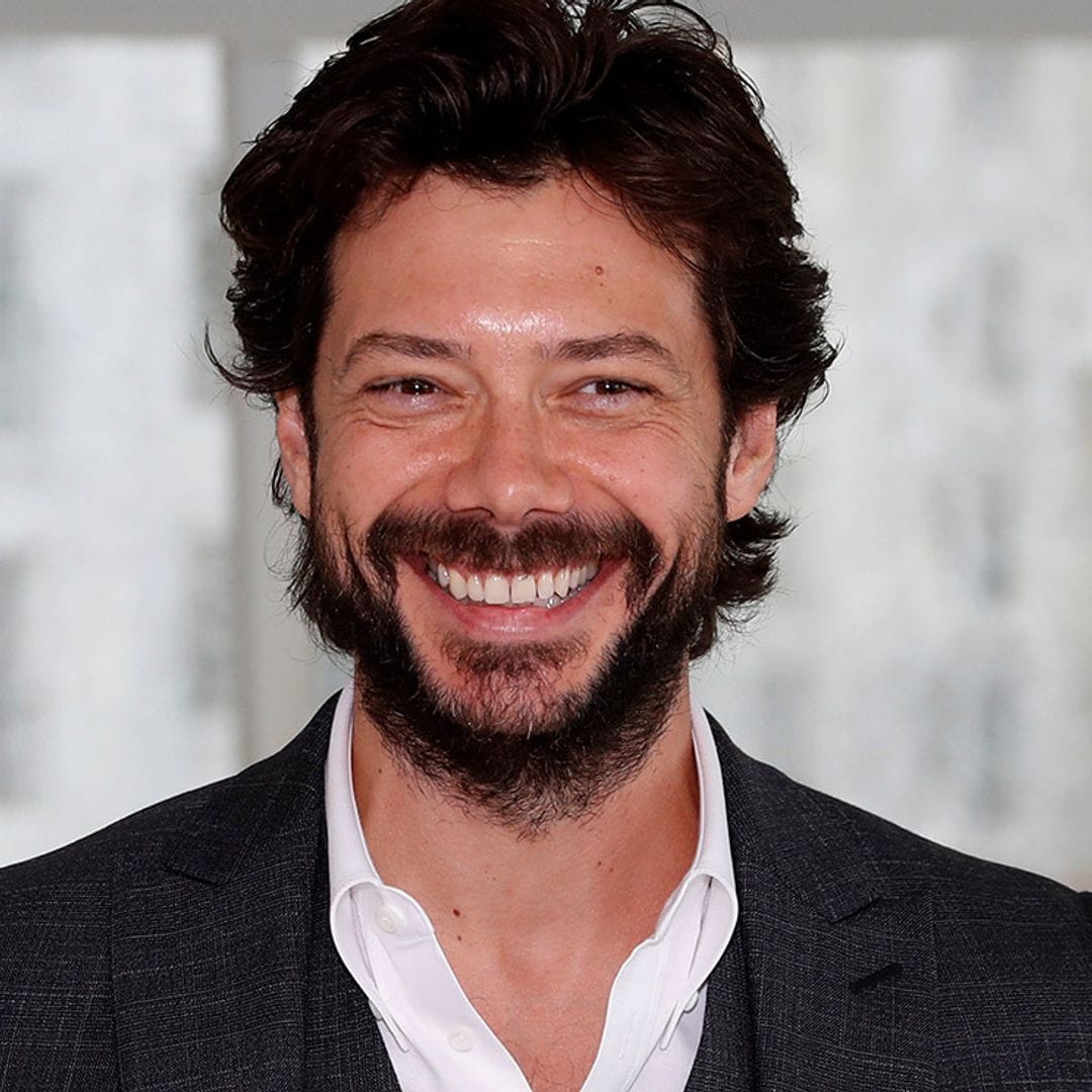 Álvaro Morte se pone en la piel de un personaje completamente diferente al del 'Profesor'