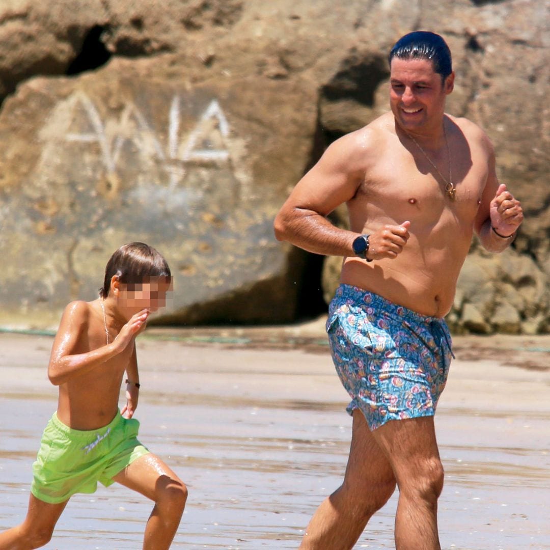 Fran Rivera, bañador, juegos y risas: las fotos de su divertido día de playa con su hijo Curro