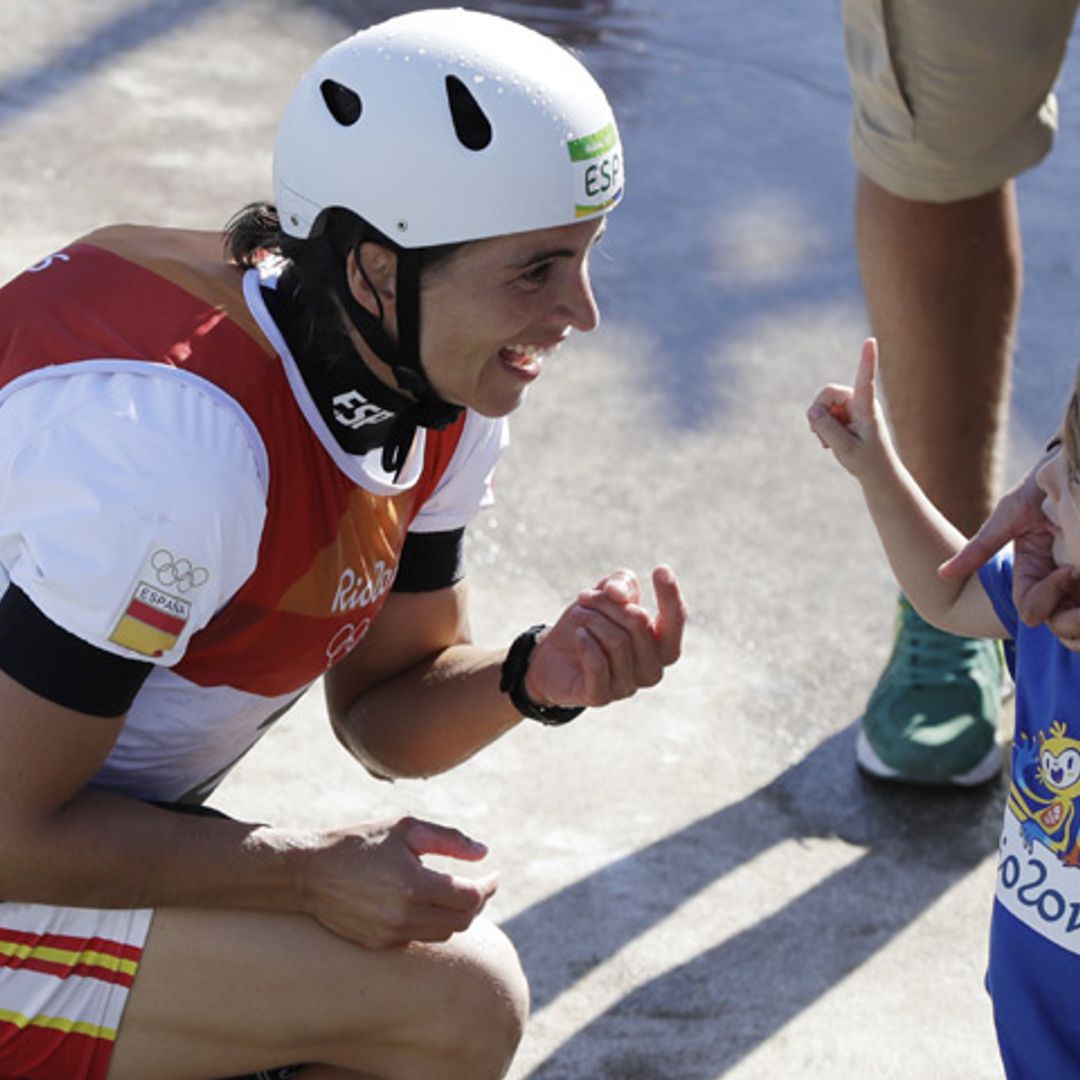 Maialen Chourraut celebra su oro en Río con el beso de su marido y su hija de 3 años