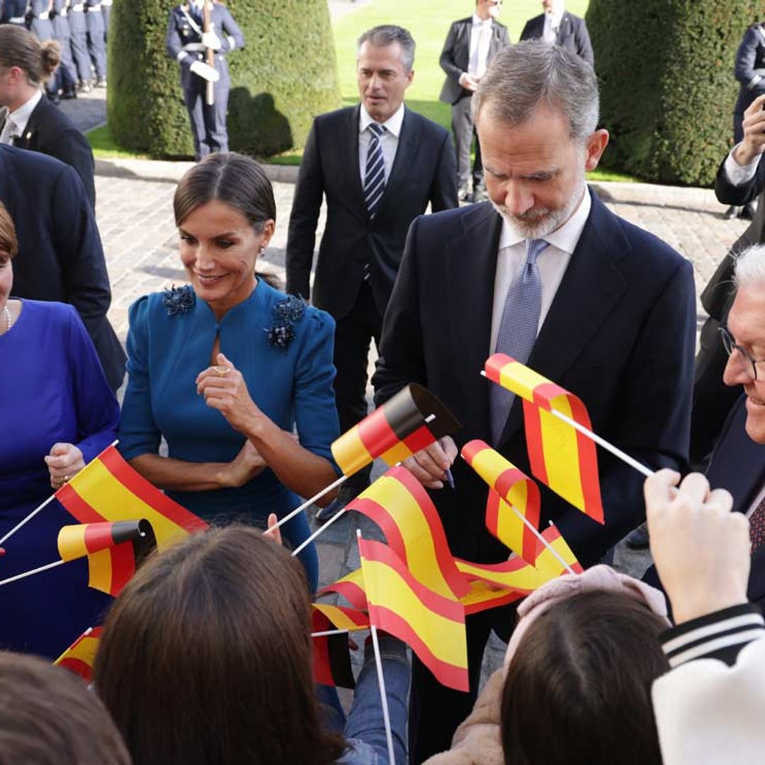 Autógrafos, risas y muchas charlas: así ha sido el recibimiento oficial de los Reyes en Alemania