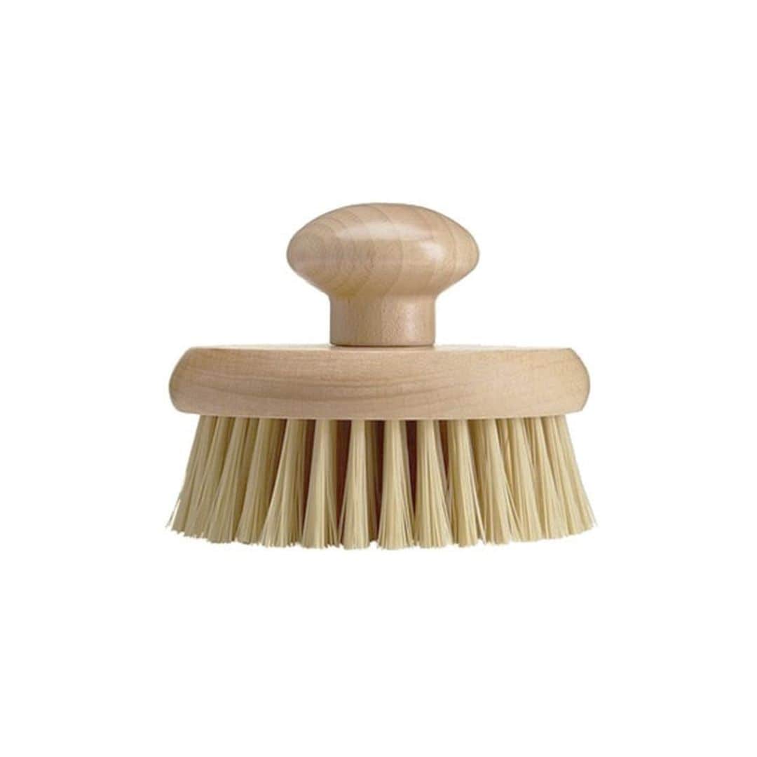 Cepillo vegano de sisal de MLab + (14,95 euros), incorpora cerdas de sisal de consistencia dura, idóneas para un cepillado en seco energético que activa la circulación sanguínea y mejora la piel.