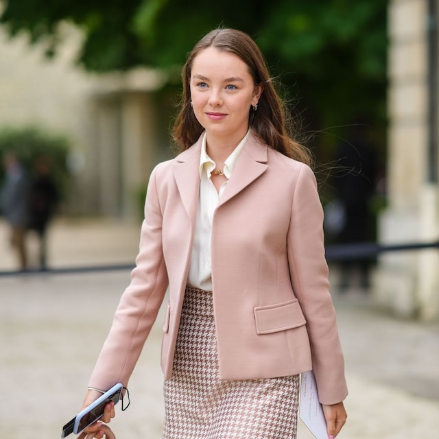 Alexandra de Hannover en parís con un look rosa