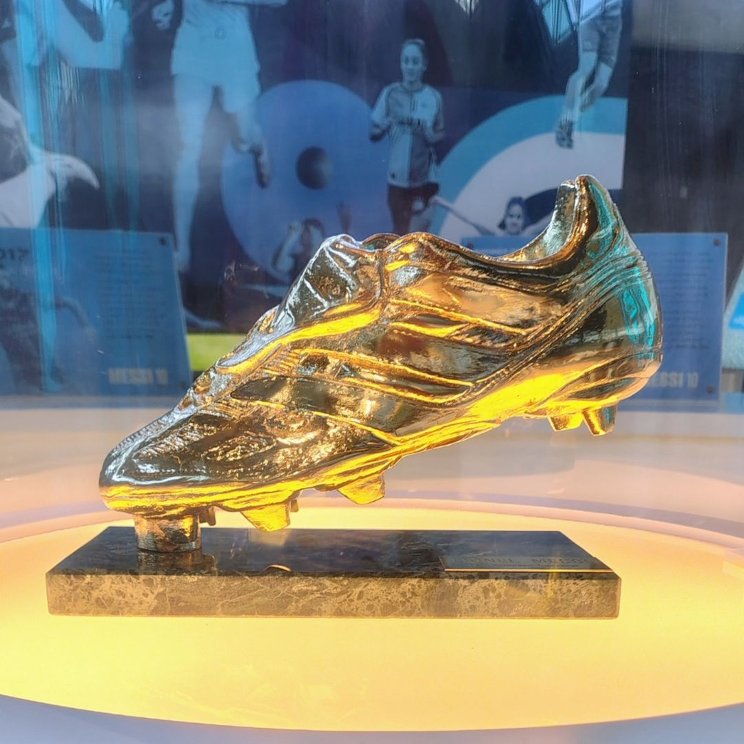 Bota de Oro que Messi donó al Museo del Deporte Santafesino.