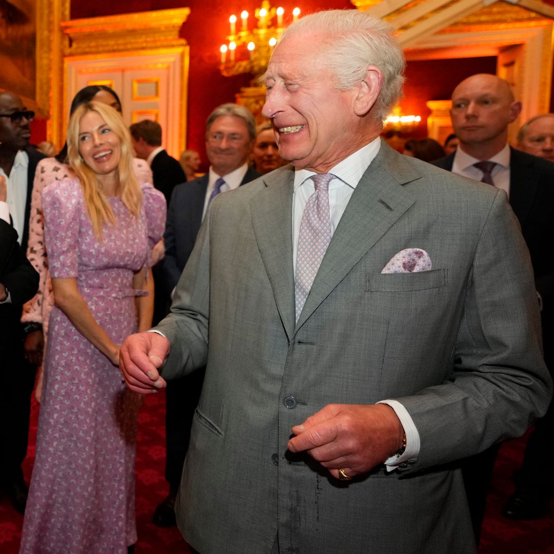 Carlos III lanza una curiosa iniciativa junto a Sienna Miller y Amazon