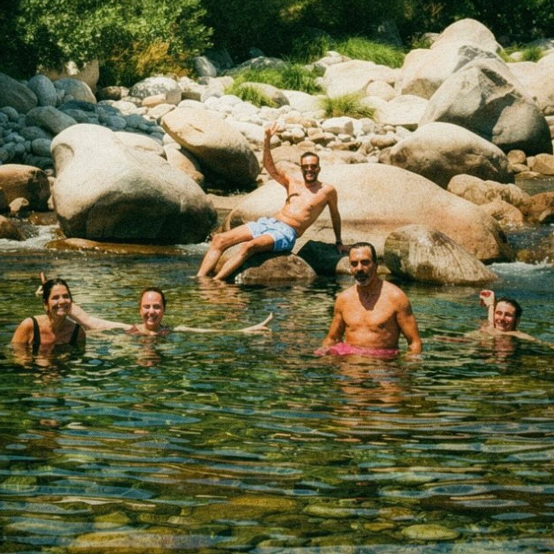 Juan del Val, con bañador rosa, disfrutando de un baño con amigos en el río Tiétar