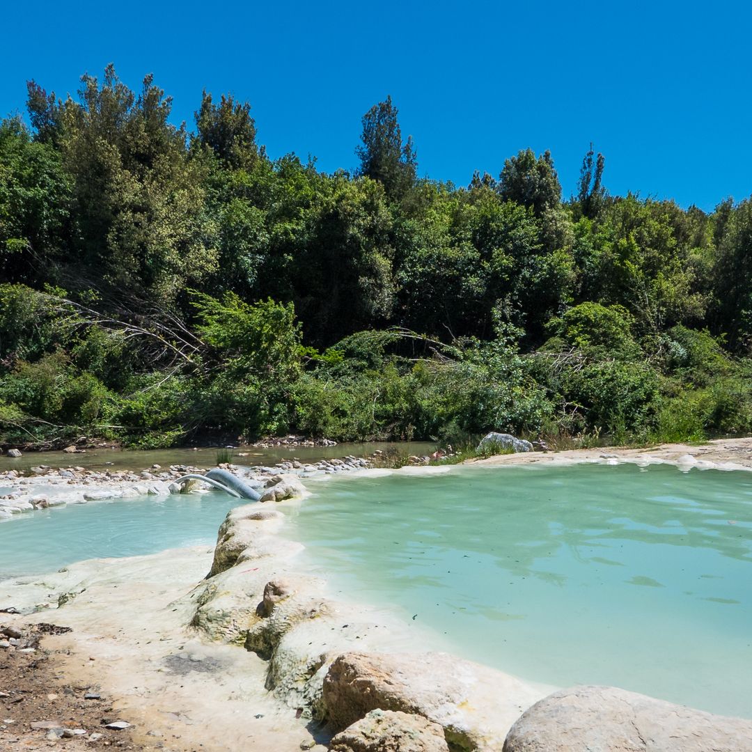 Piscina termal natural en Bagni di Petriolo. Toscana, Italia.