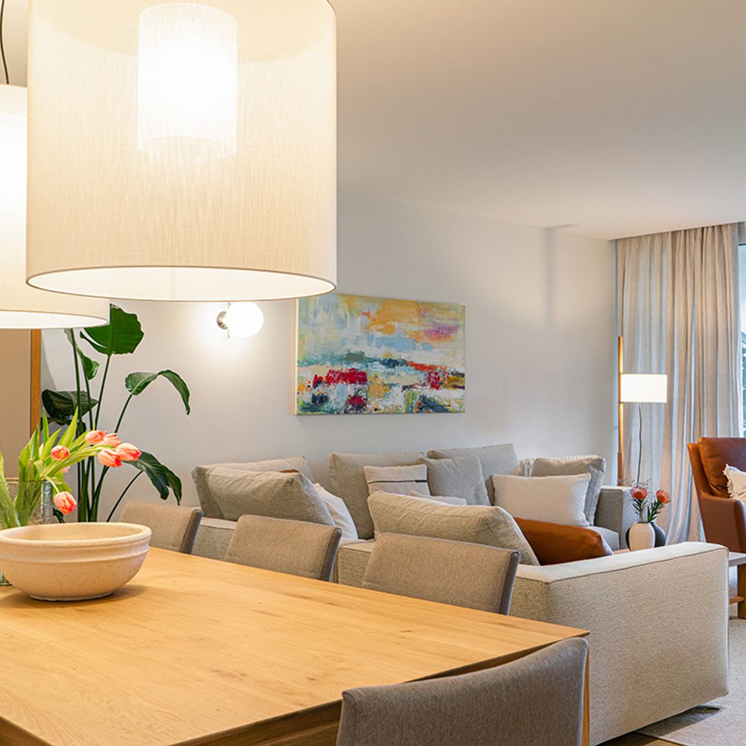 ¡Fuera paredes! Puertas correderas y mobiliario a medida conectan esta vivienda en Barcelona