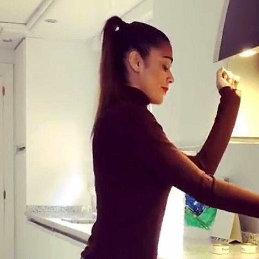 ¡Con mucho ritmo! Lara Álvarez deleita a sus seguidores en la cocina