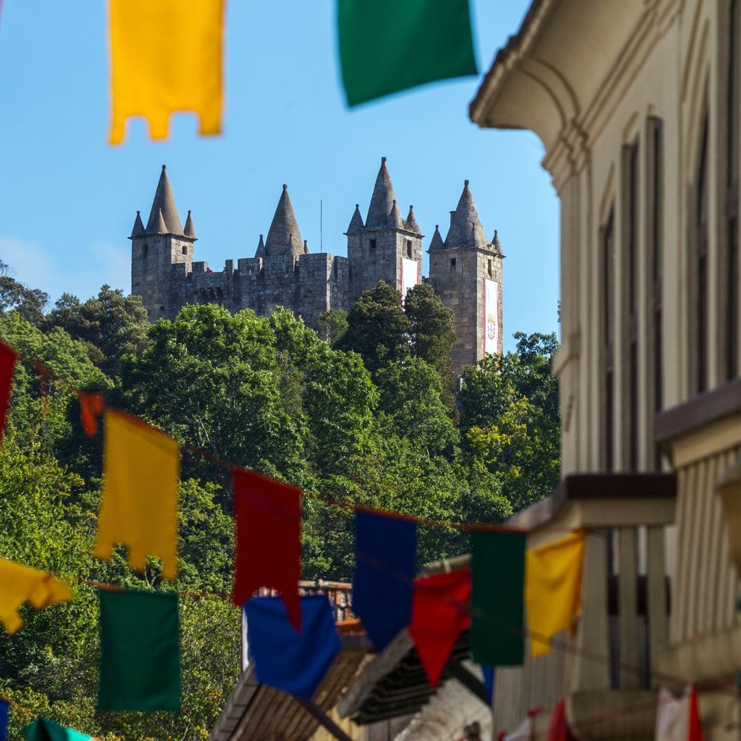 Localidad de Santa María da Feria y su castillo medieval, cerca de Oporto, Portugal