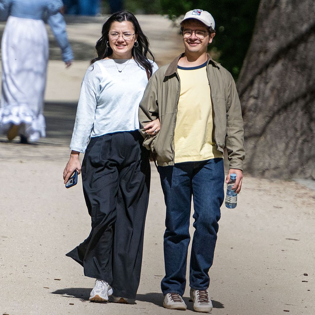 Gaten Matarazzo, de 'Stranger Things', cambia Hawkins por Madrid: las fotos de su aparición sorpresa en España junto a su novia, Elizabeth Yu