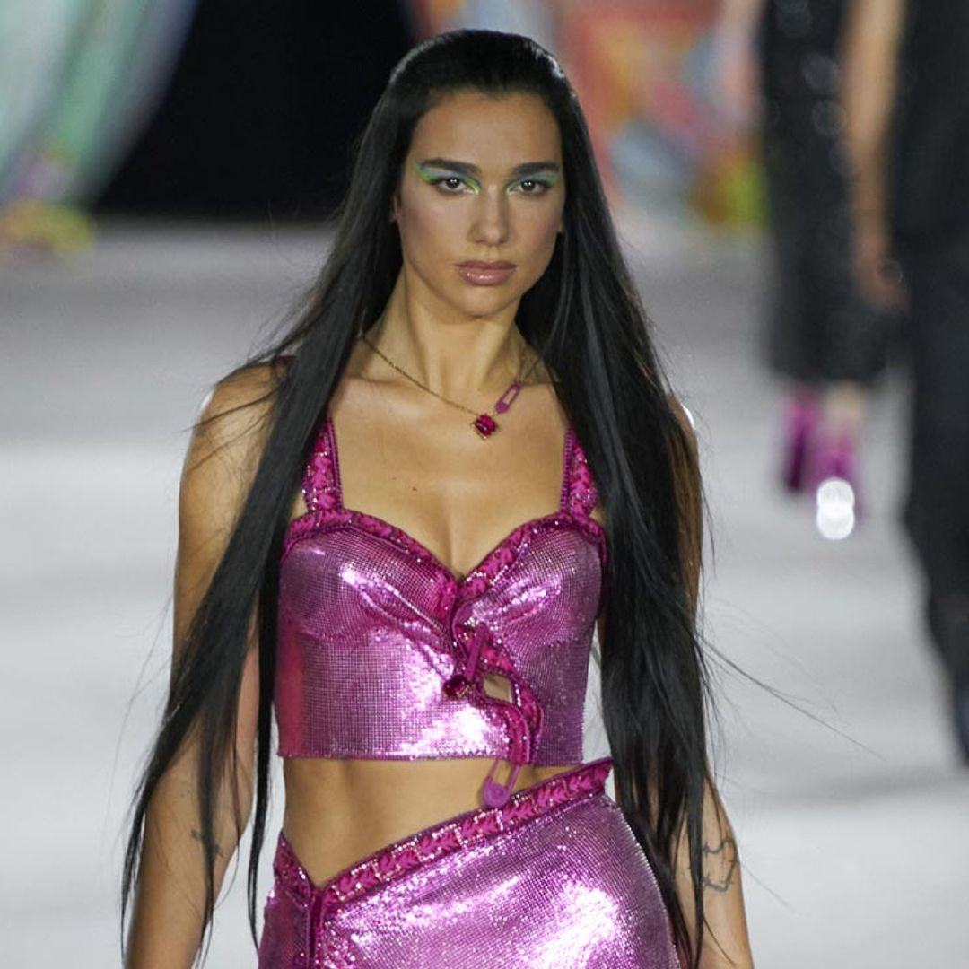 Confirmado por el desfile de Versace con Dua Lipa: vuelve el talle bajo