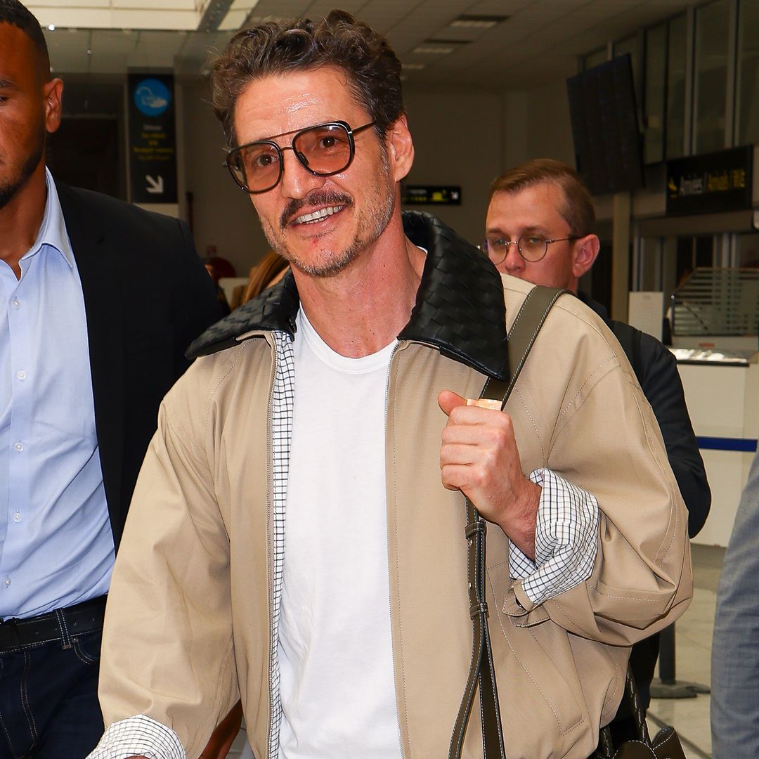 Pedro Pascal aterriza en Cannes con un llamativo maxi bolso