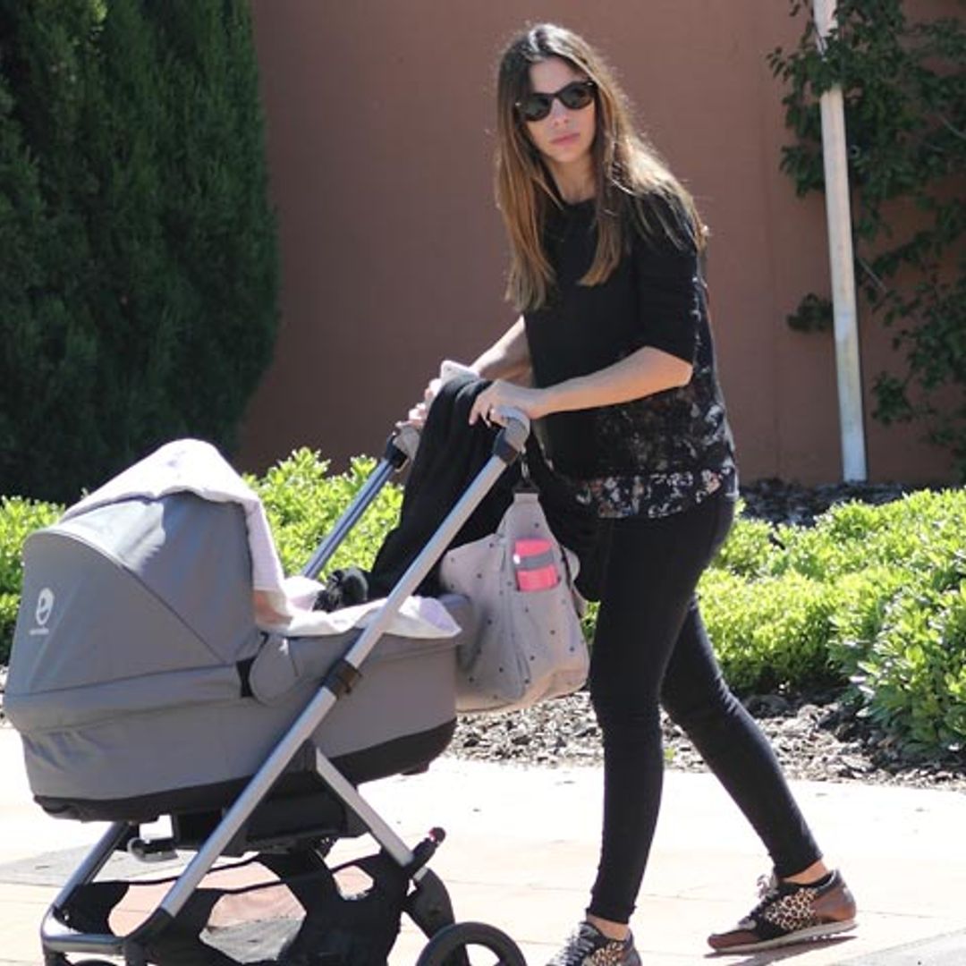 El primer paseo de Melissa Jiménez con su pequeña Abril