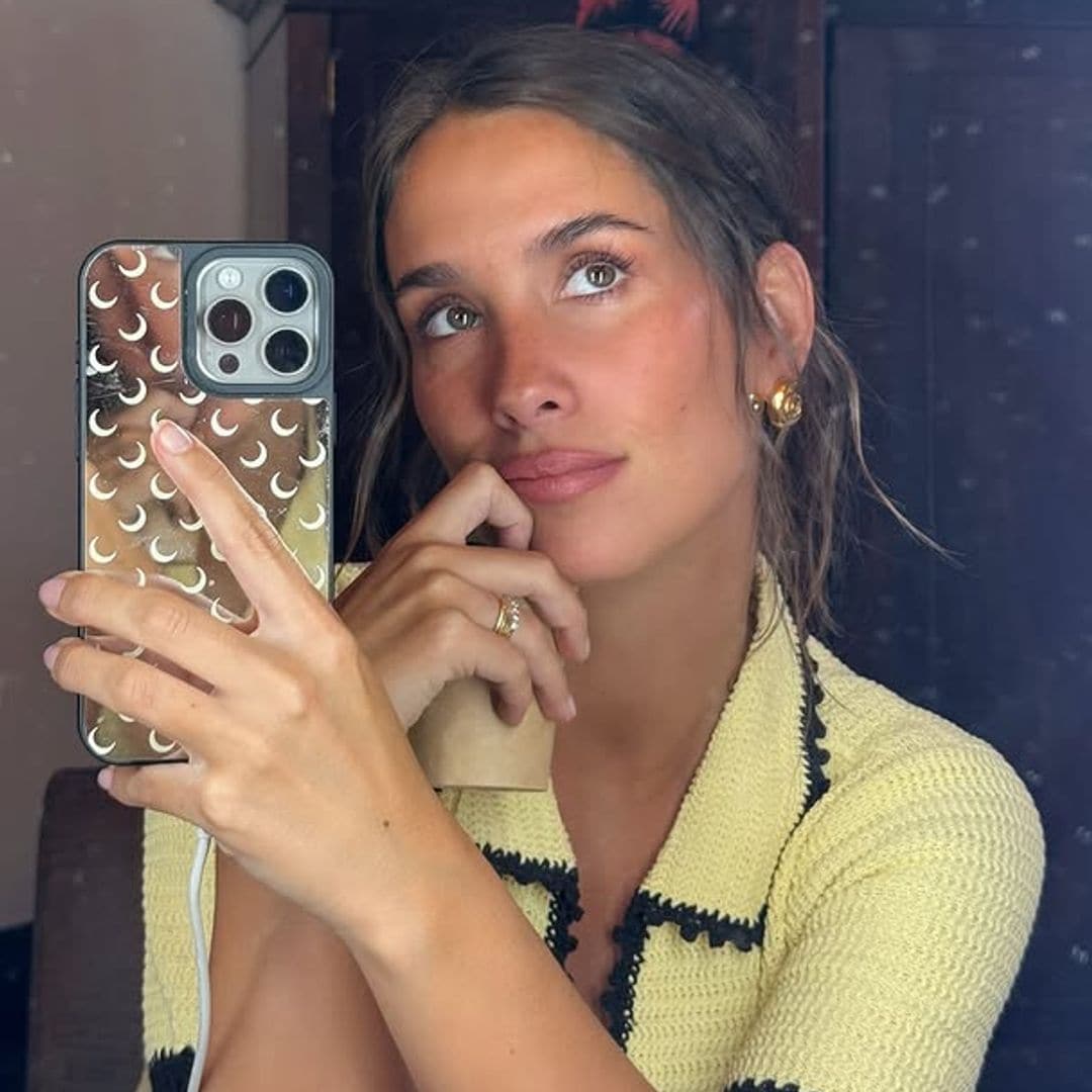 María Pombo selfie espejo uñas con brillo