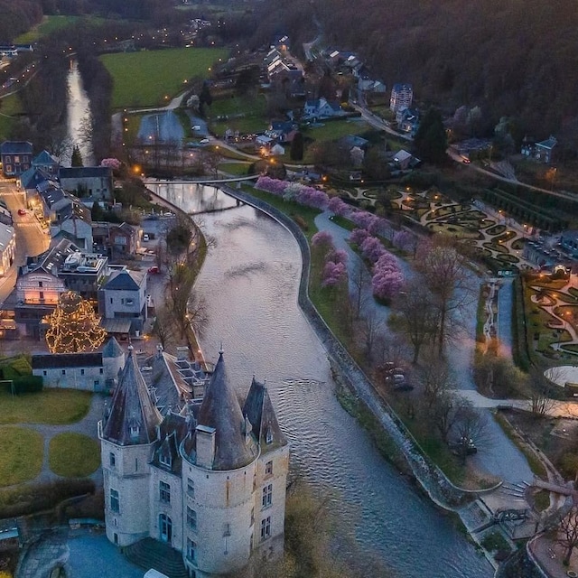 Panorámica de Durbuy, Bélgica, en Navidad, con el castillo y el río