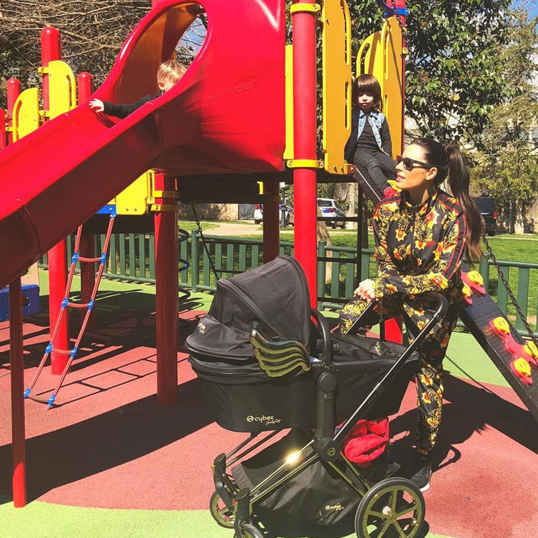 La primera mañana de parque de Pilar Rubio con sus 'tres hombrecitos'