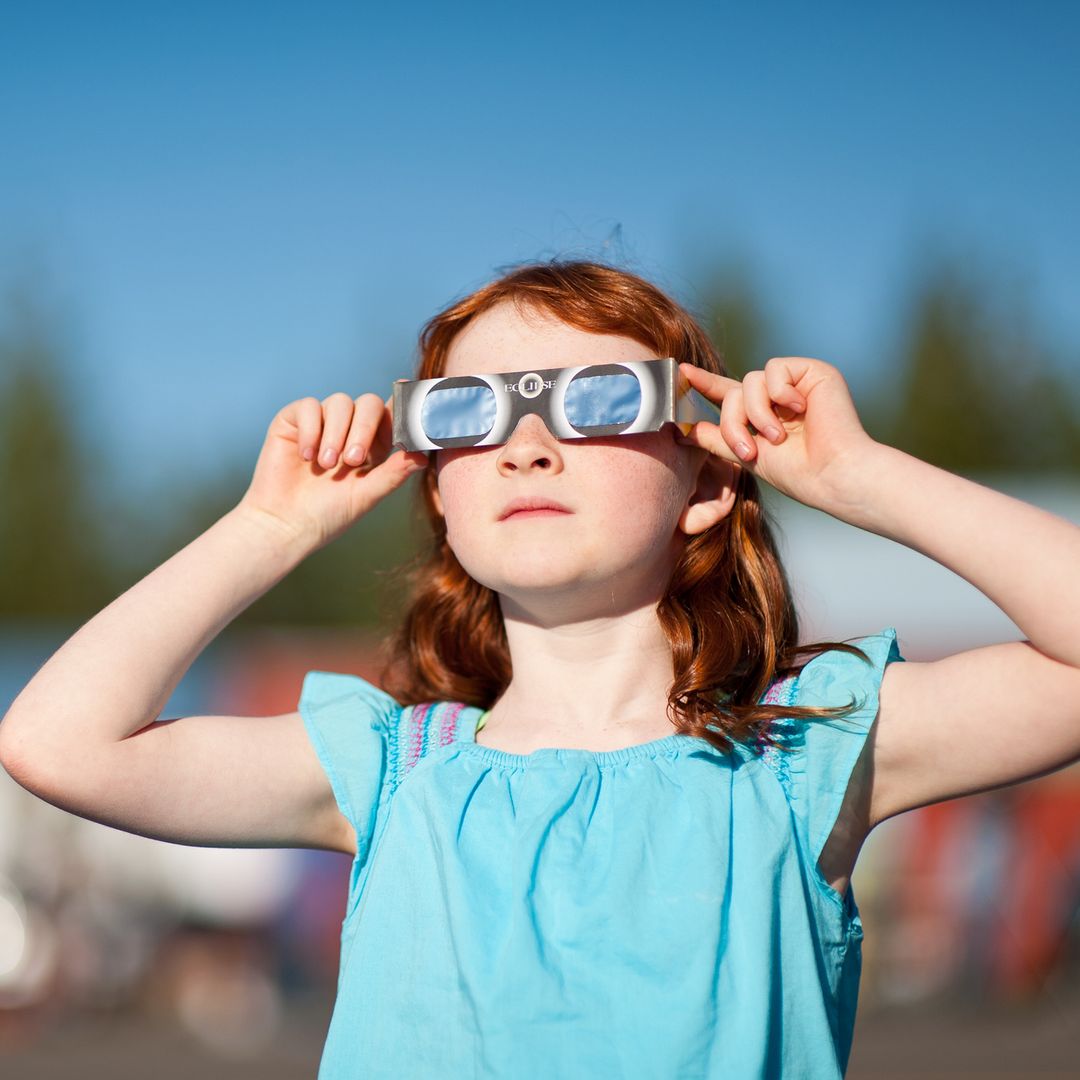 El aviso de un oftalmólogo si vas a ver el eclipse de hoy con niños: "Queremos que lo recuerden como una experiencia emocionante, no como un problema de salud"