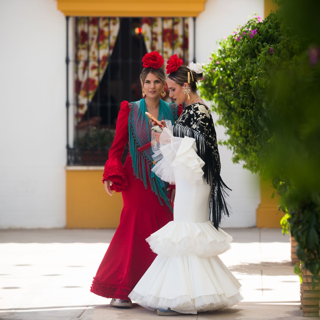 Flores, volantes y otros detalles de moda que marcan la tradición en la Feria de Málaga