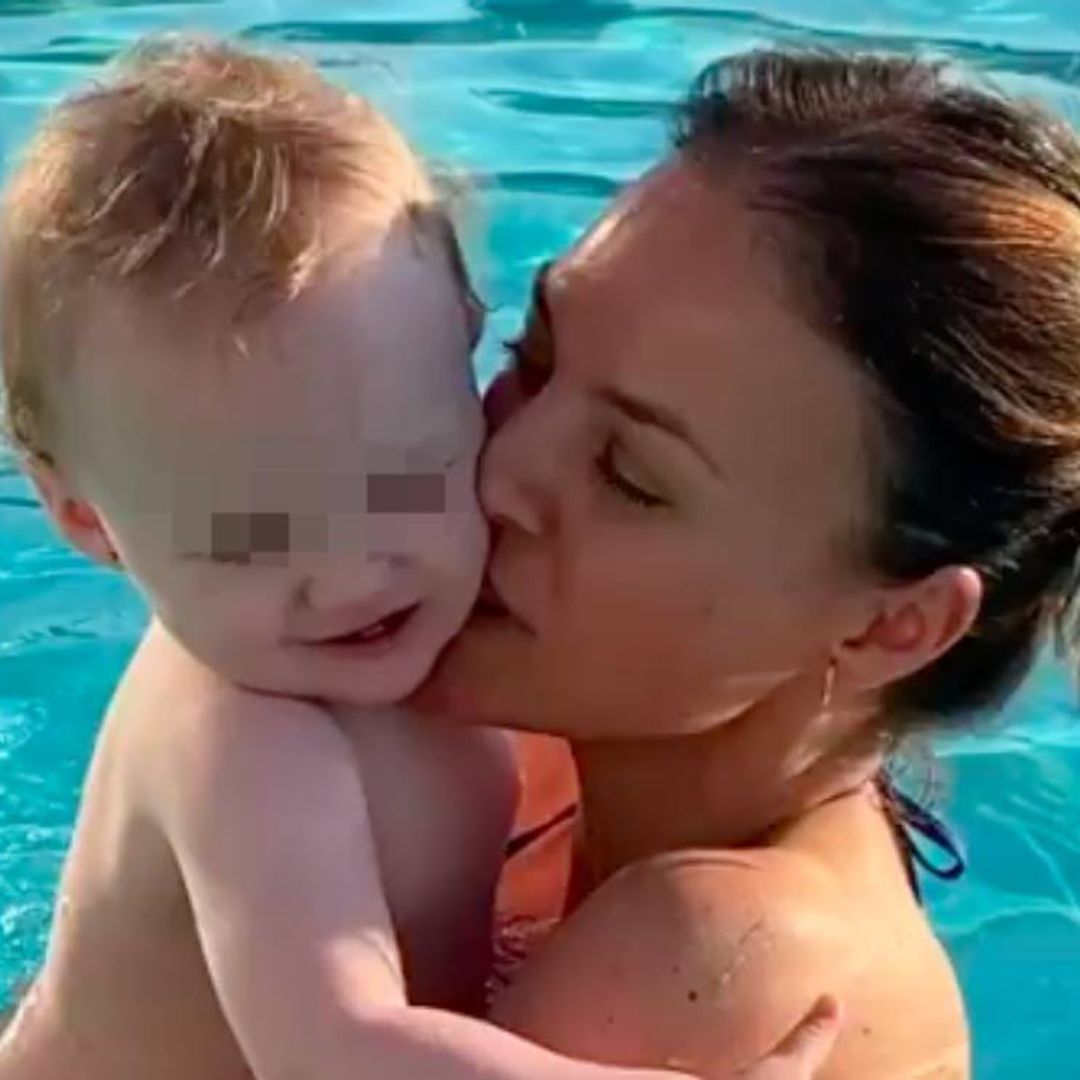 Sonriente y muy abrazada a mamá: la hija de Helen Lindes disfruta del primer baño de la temporada