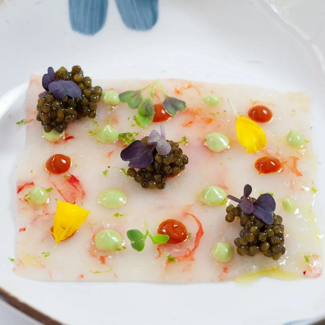 Lienzo de Alistados, salsa de sus cabezas, curry verde tailandés, jalea de lima y caviar Oscietra del restaurante Carande de Navacerrada