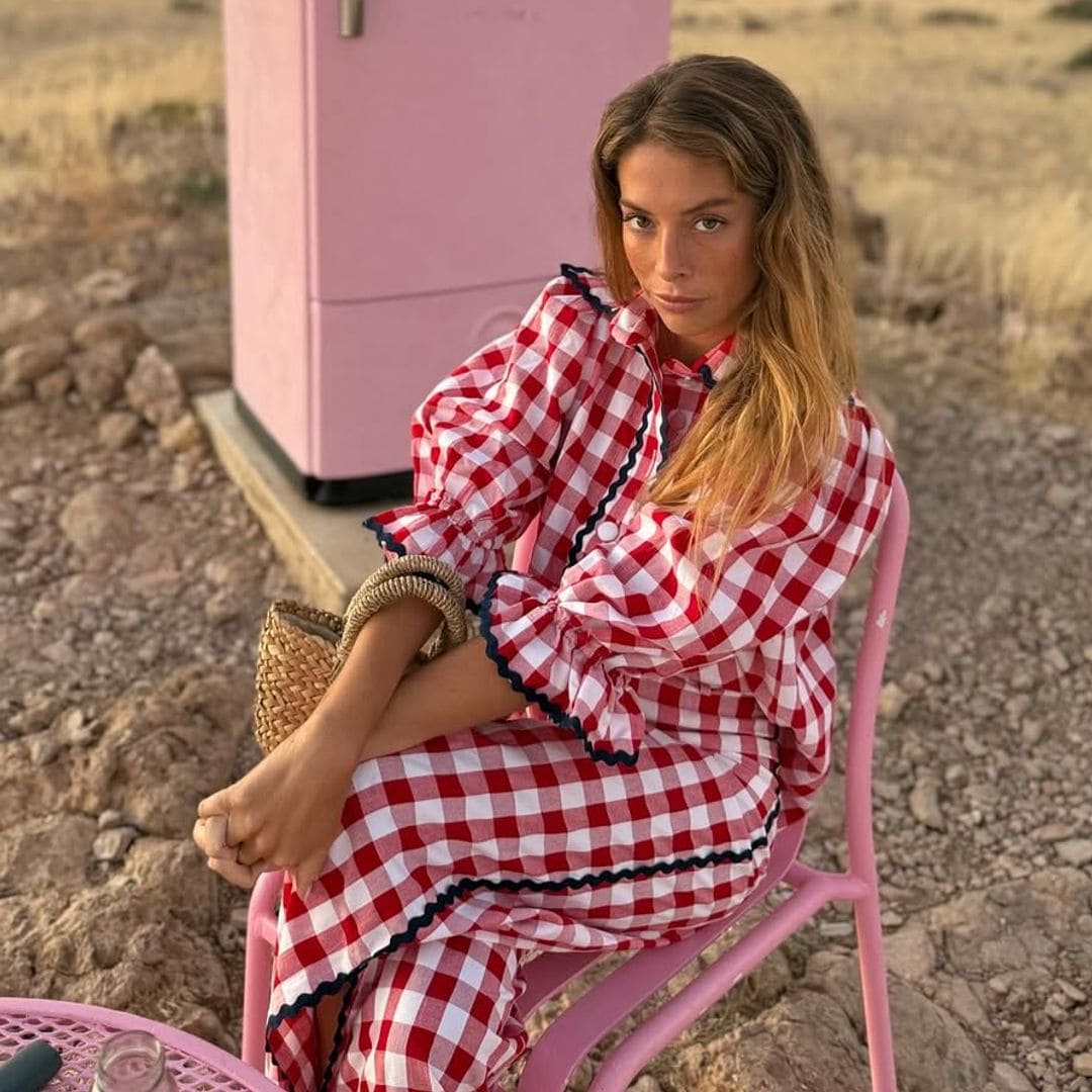 Belén Écija, de safari romántico al atardecer en Namibia con un llamativo conjunto estampado de firma española