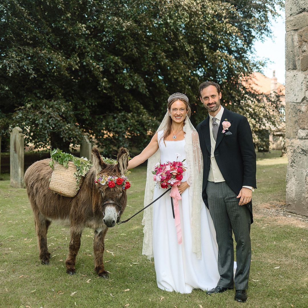 Lady Marina Windsor, nieta de los duques de Kent, 
 con el burro Ellie, que cargaba confeti para los invitados 