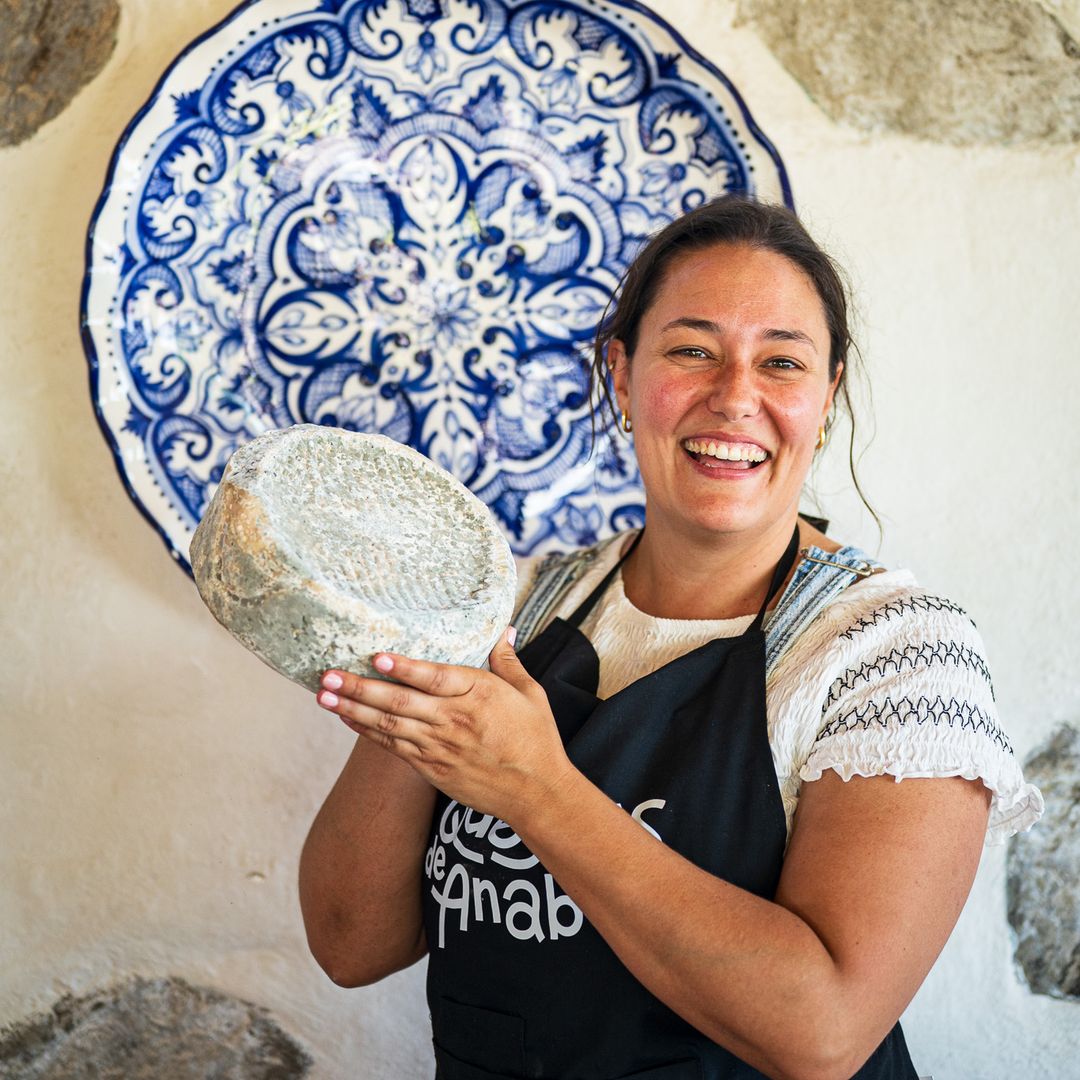 Ana Calderín, La Jaira de Ana, con uno de los quesos de cabra majorera que elabora en Agüimes, Gran Canaria.