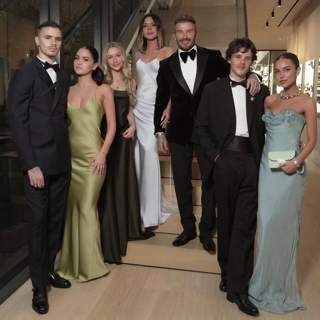 Harper Beckham le 'roba' el protagonismo a su padre con su melena rubia en el fiestón de su 50º cumpleaños