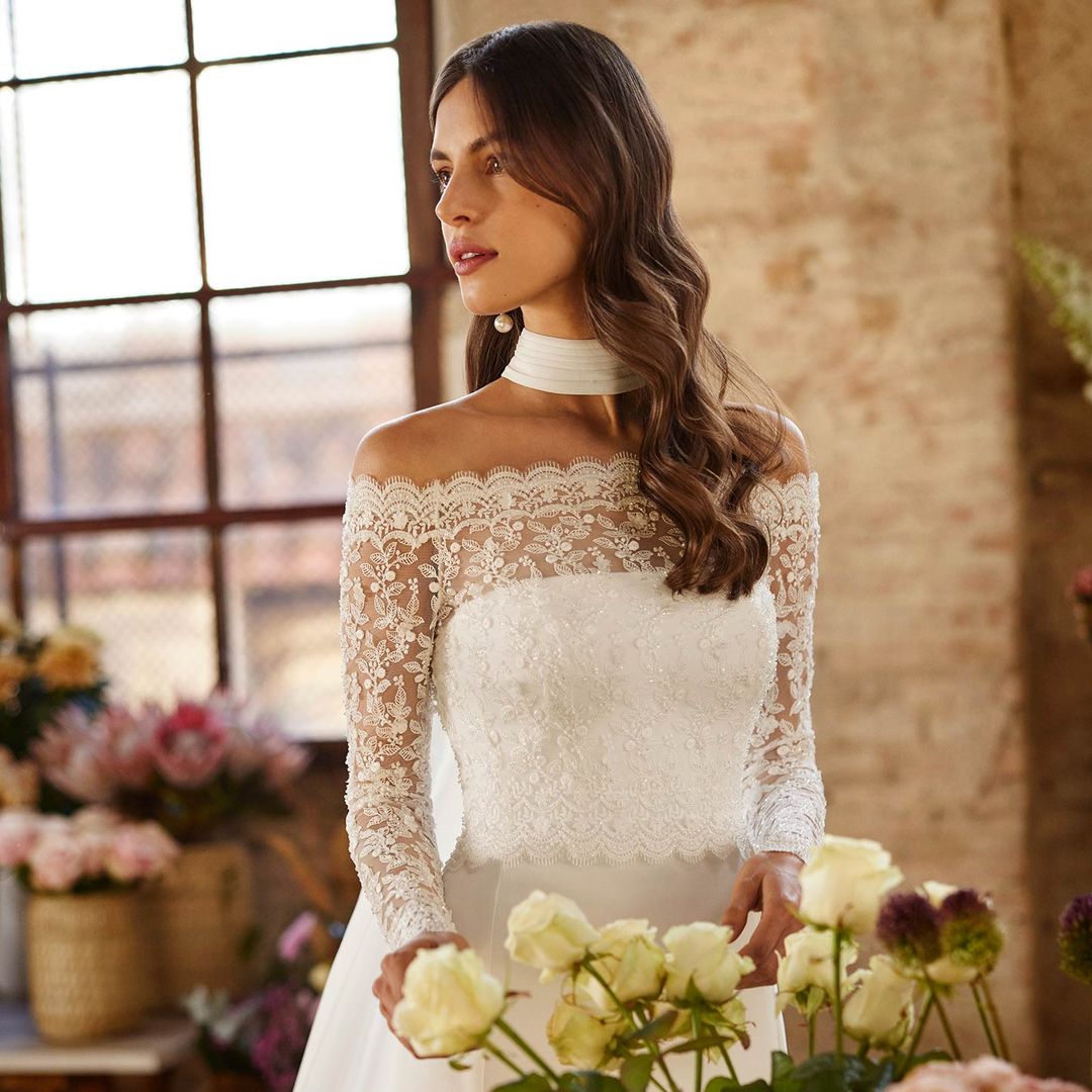 Este es el escote que más favorece a las novias de primavera: enseña las clavículas y estiliza
