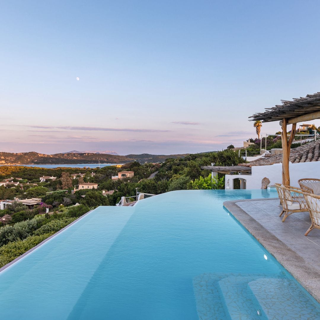 ENTRAMOS CON MARIANGELA LEONE JAMAL EN SU IMPRESIONANTE VILLA DE VERANO EN CERDEÑA, RODEADA DE VEGETACIÓN Y CON VISTAS AL EXCLUSIVO PUERTO DEPORTIVO DE PORTO CERVO