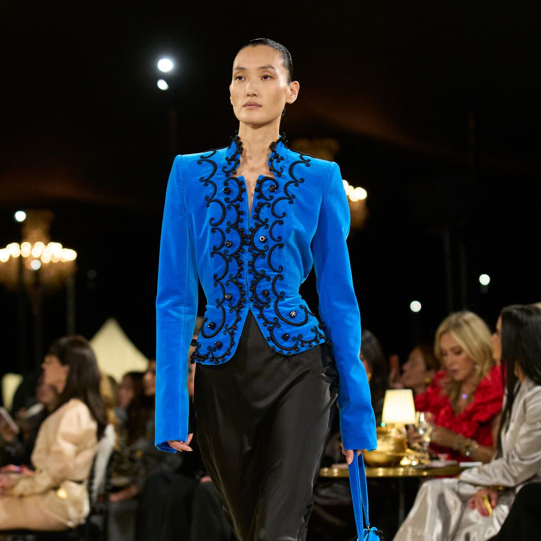 Volúmenes, terciopelo y alamares: Schiaparelli convierte la chaqueta clásica en una joya escultórica