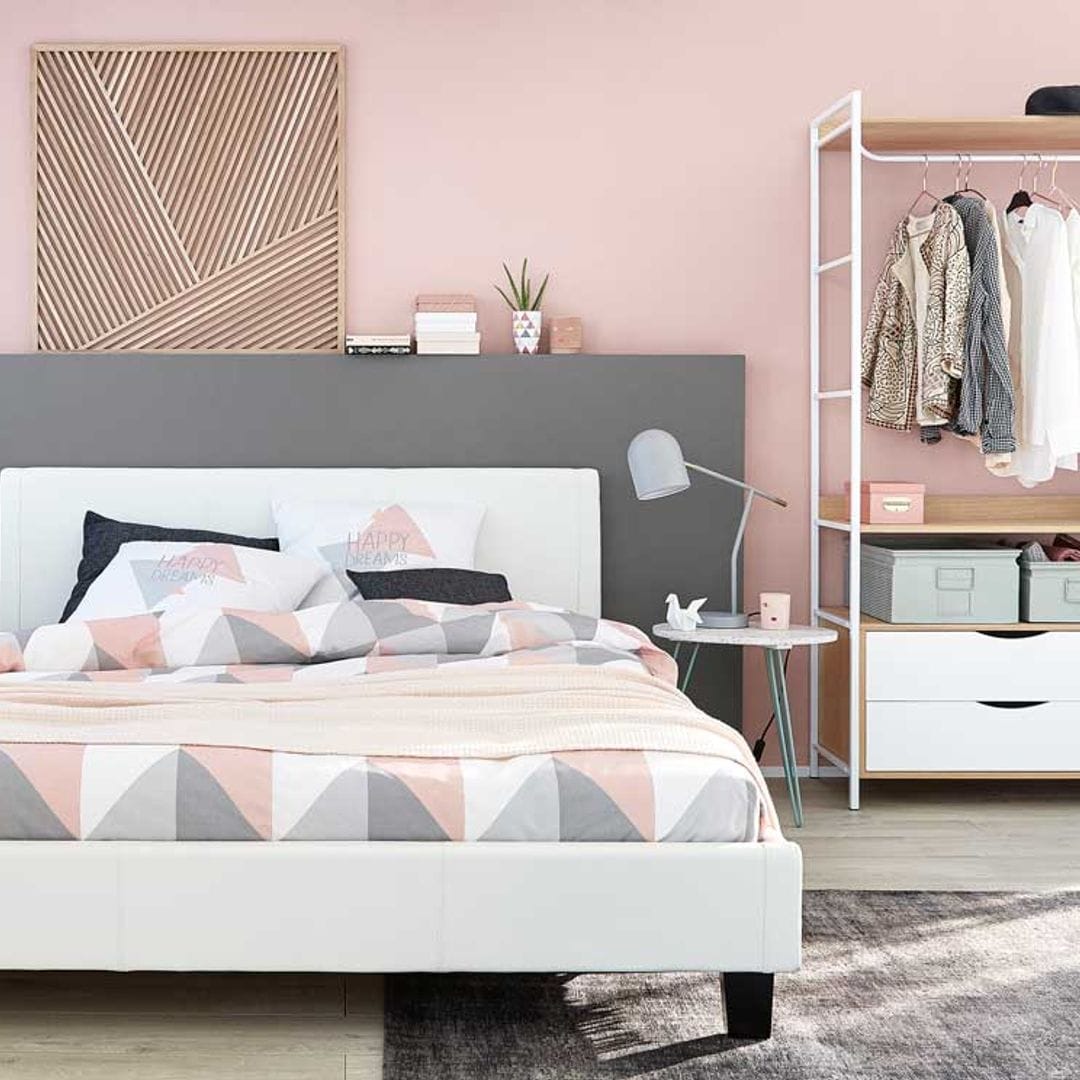 Habitaciones sin armario: ideas para organizar la ropa