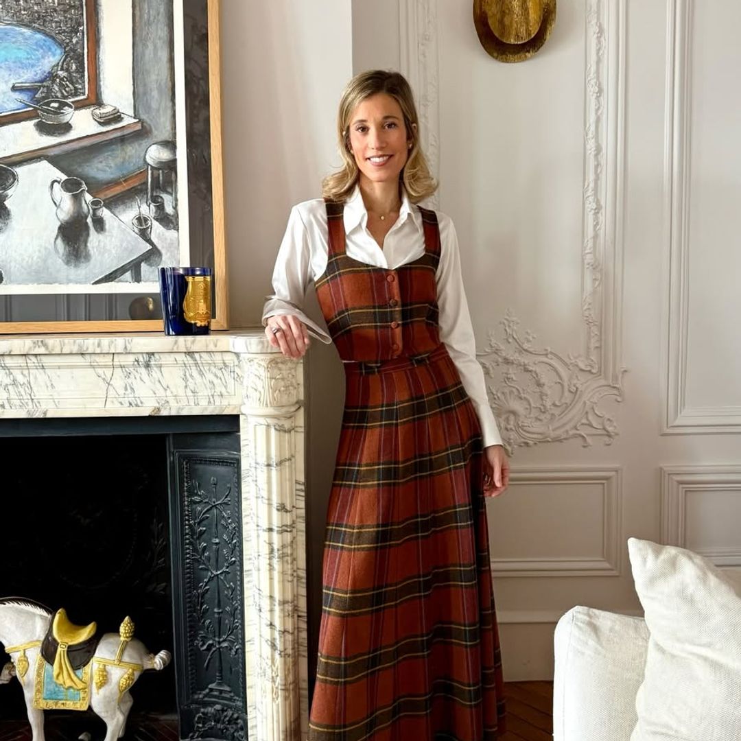 Inés de Cominges rescata la 'chemise' medieval y el tartán en un look que cruza siglos de historia