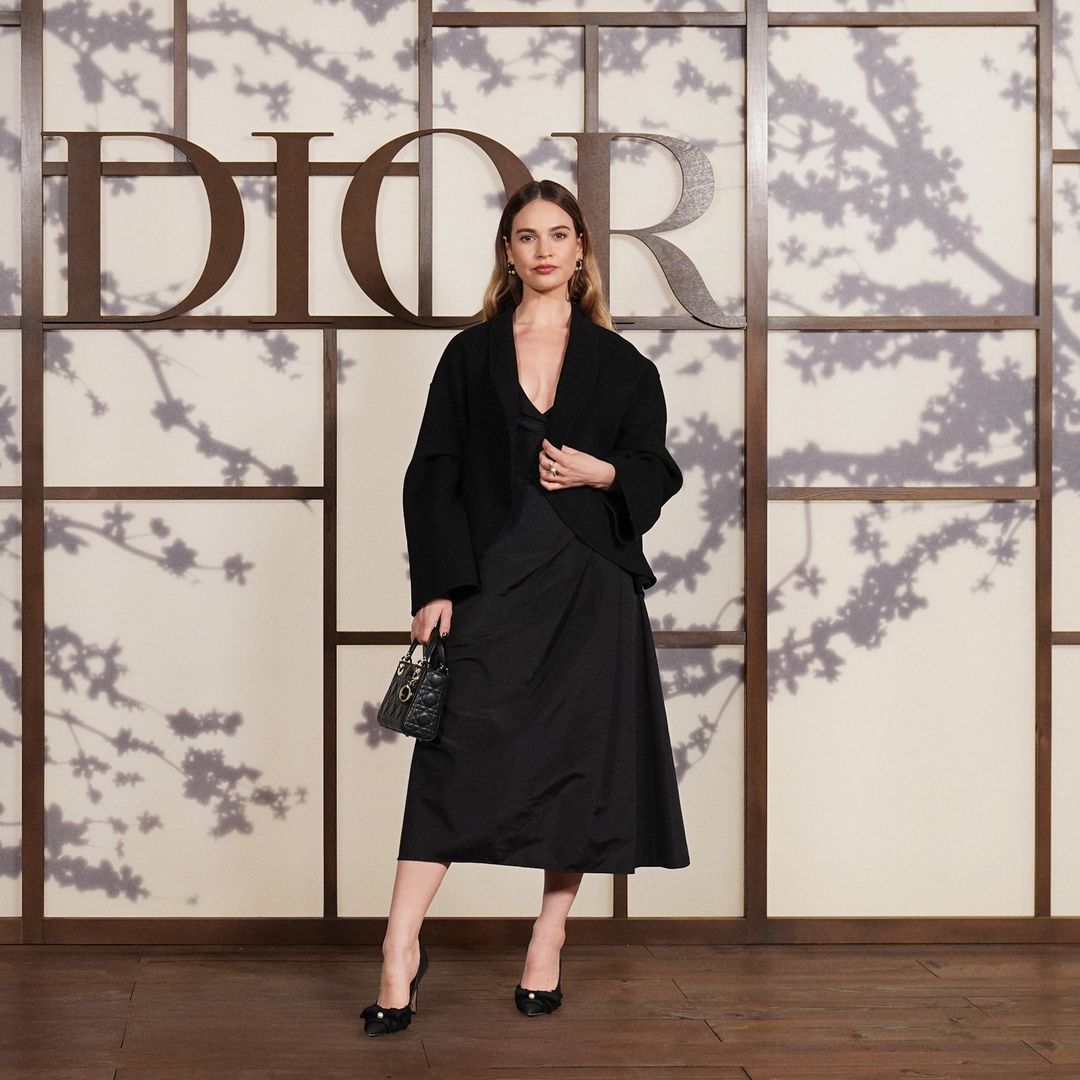 Lily James y más invitadas en el desfile Otoño 2025 de Dior en Kioto, Japón