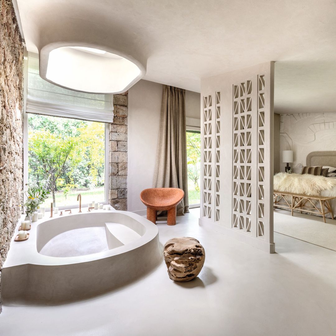 Enorme bañera dentro de la habitación de Nuria y Juan del Val