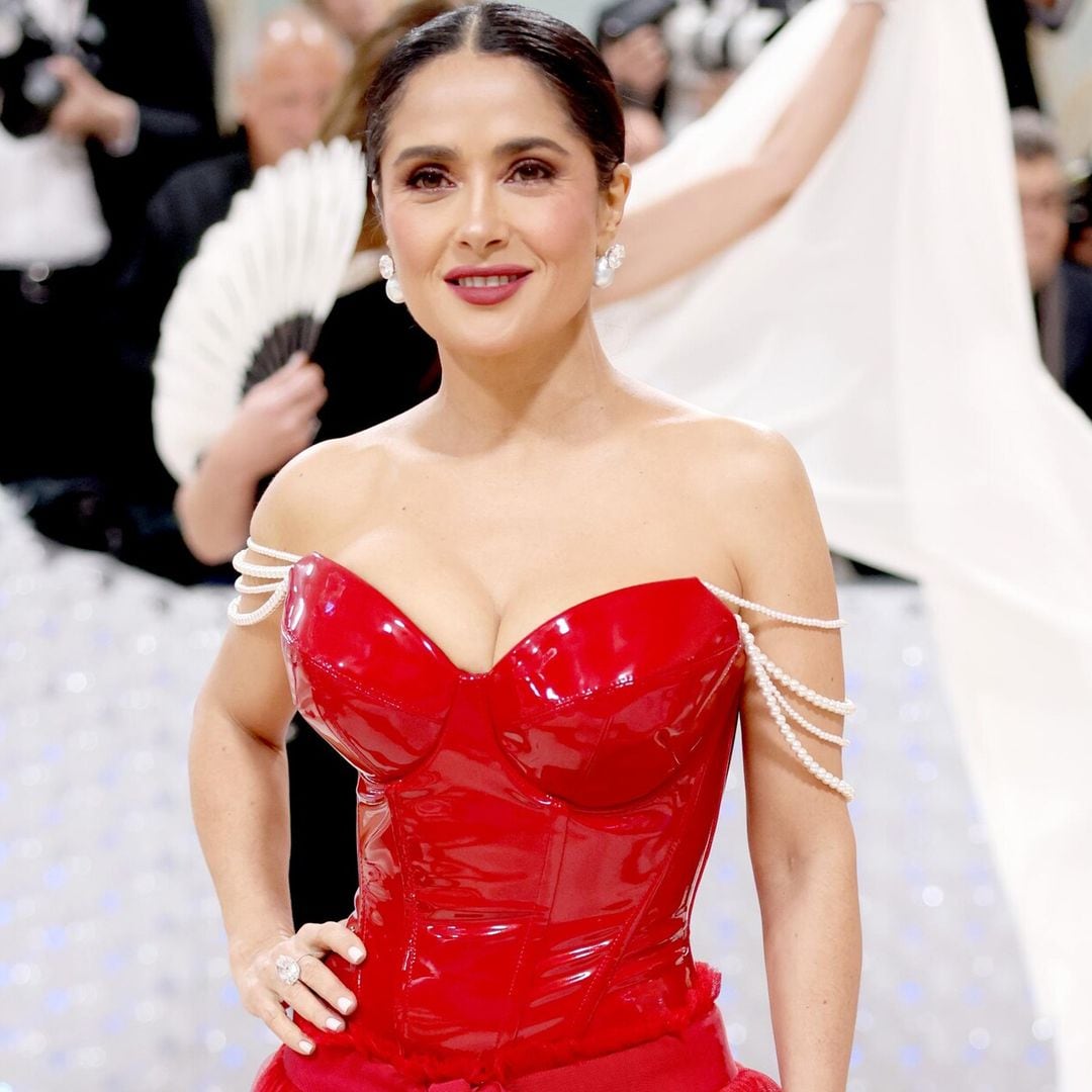 ‘Lady in red’: el homenaje de Salma Hayek a Karl Lagerfeld en la Met Gala
